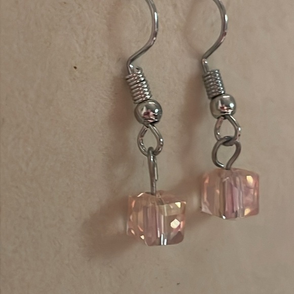 NWOT 1.25” hypoallergenic silver tone & pink lucite cube dangle drop earrings - Picture 10 of 12